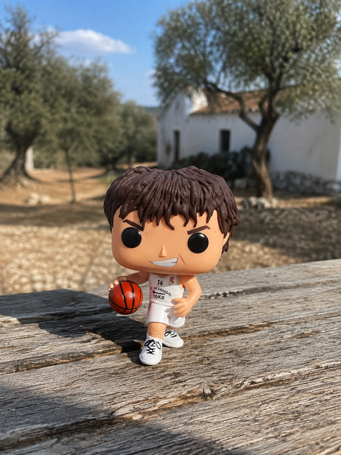 Figura 3D personalizada de baloncestista con balón fotografiada en exterior