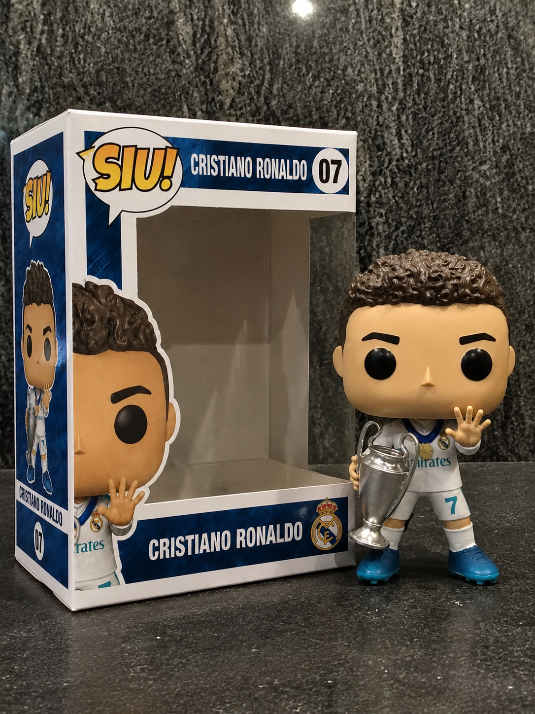 Figura 3D artesanal inspirada en Cristiano Ronaldo con trofeo