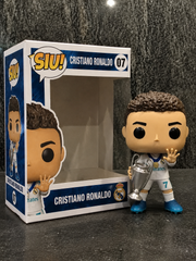 Figura 3D artesanal de Cristiano Ronaldo junto a su caja de edición azul