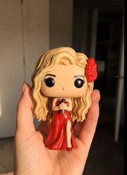 Figura 3D artesanal inspirada en Karol G con vestido rojo y micrófono