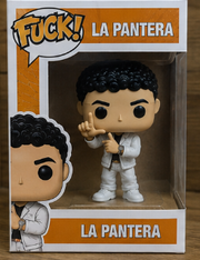 Figura 3D de LA PANTERA dentro de su caja, vista frontal