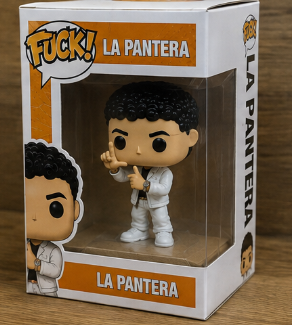 Figura 3D de LA PANTERA dentro de su caja, vista en perspectiva