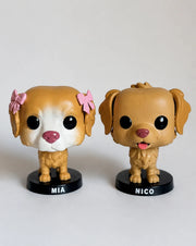 Dos perros convertidos en figuras 3D personalizadas con sus nombres